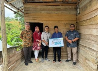 Peringati Hari Pelanggan Nasional, PLN Serahkan Bantuan Listrik Gratis Masyarakat Pra Sejahtera di Kabupaten Pesibar dan Mesuji Bersama Pj Gubernur